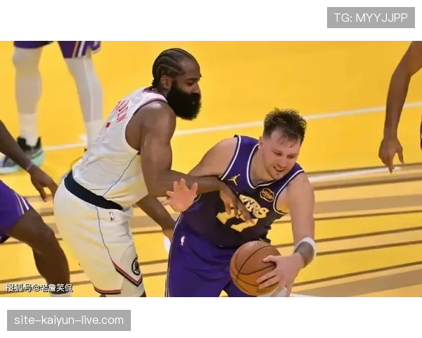 哈利伯顿挡拆制造外线空位，区别于东契奇单打主导