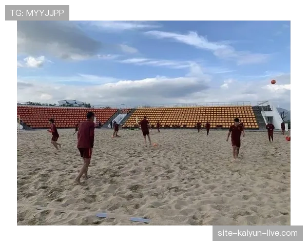 沙滩足球规则：每队5人、无越位且允许手抛球重启比赛