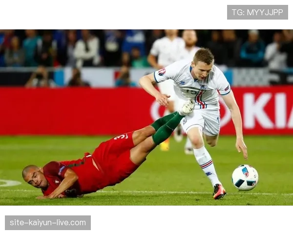 足球规则中危险动作的判罚标准与裁判判定细节解析