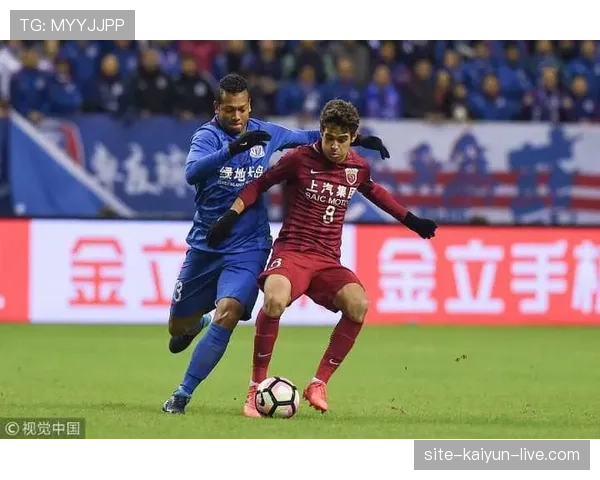 边裁的核心职责：越位判罚与界外球判定规则解析