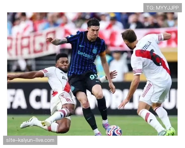 压制锋线本赛季，特里抢断稳住后防，胜过年轻中卫